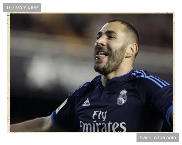 本泽马从二前锋到单箭头的战术角色演变分析